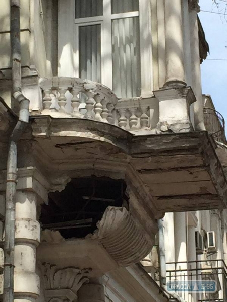Часть балкона обрушилась в центре Одессы (фото)