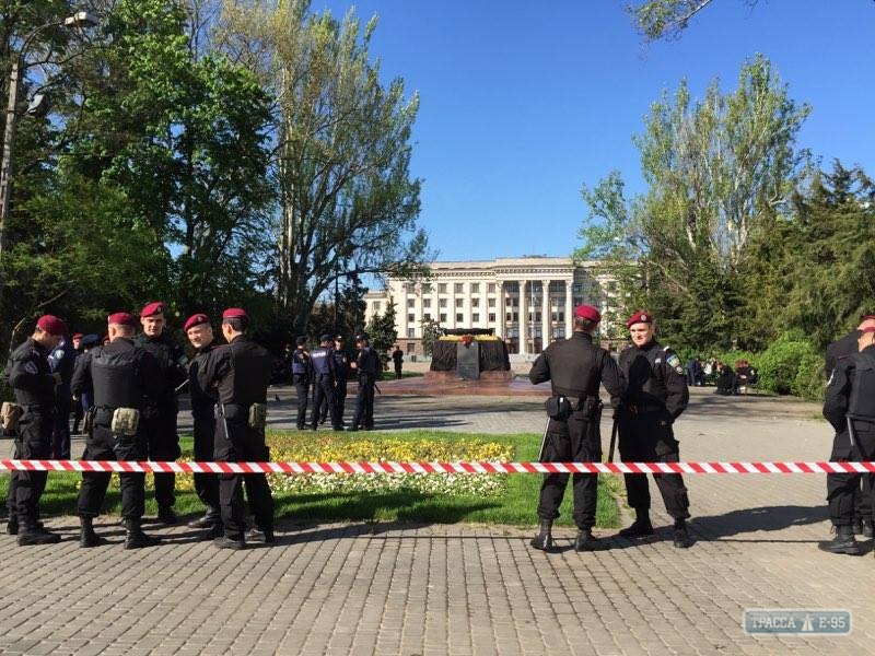 Правоохранители ищут взрывное устройство на Куликовом поле в Одессе (фото)