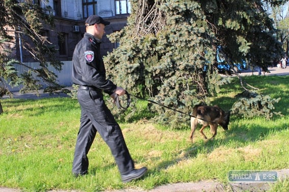 Взрывотехники повторно обследуют здание Дома профсоюзов и Куликово поле в Одессе