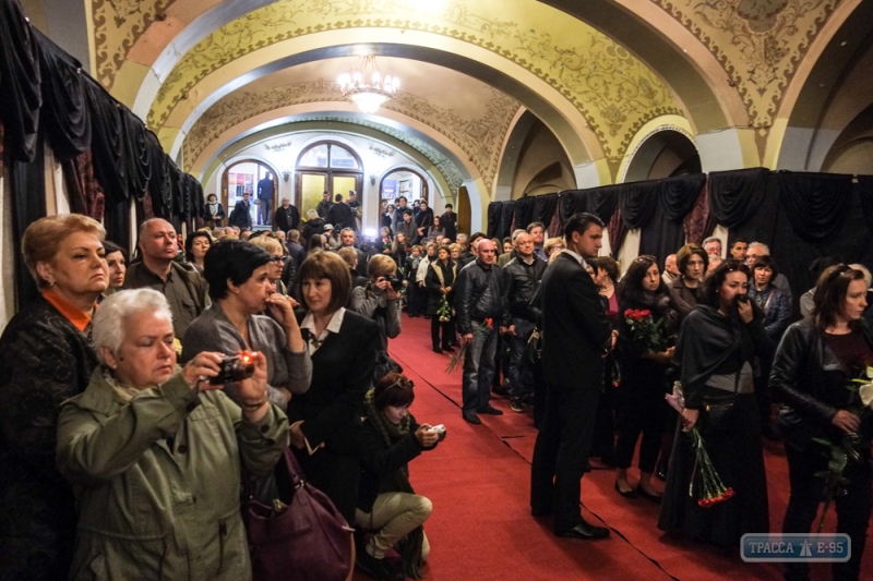 Более тысячи одесситов пришли попрощаться с джазменом Юрием Кузнецовым