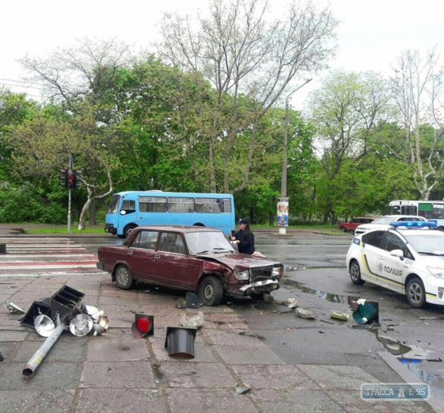 Автомобилист в Одессе сбил четырех пешеходов на тротуаре и врезался в светофор