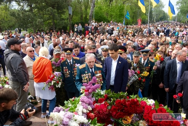 Тысячи одесситов пришли в День Победы возложить цветы к памятнику Неизвестному матросу (фото)