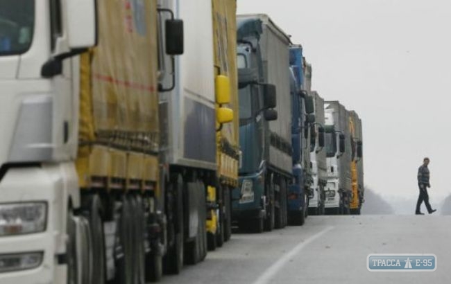 Жители села в Беляевском районе Одесской области перекрыли дорогу и не пускают грузовики