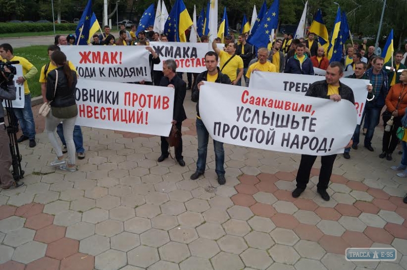 Общественность и сотрудники компании митинговали под ОГА, чтобы давить чиновников-коррупционеров