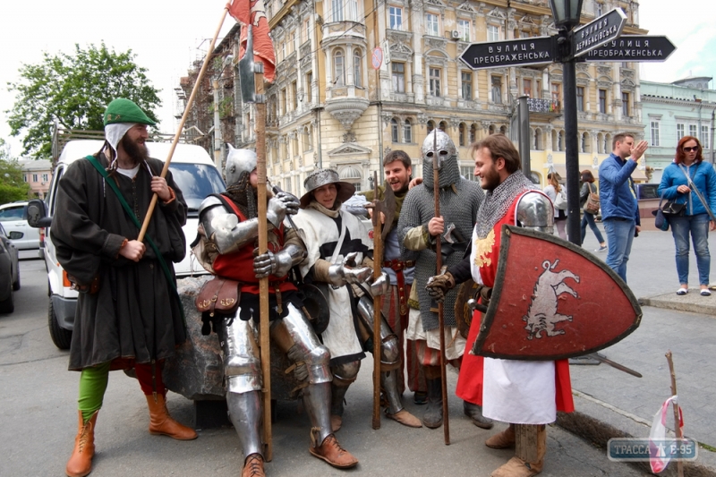 Средневековые рыцари прогулялись по Одессе (фото)