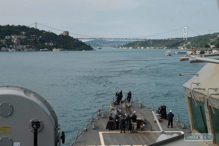 Американский ракетный эсминец вошел в Черное море (фото)