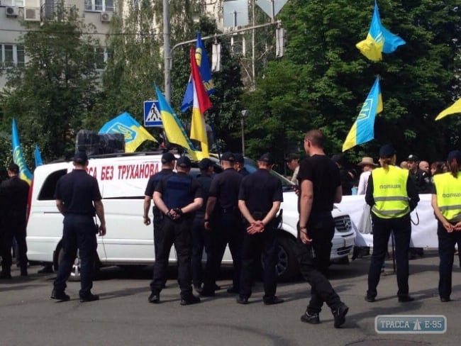 Митинг против мэра Одессы, прошедший в Киеве, завершился конфликтом с ветеранами АТО