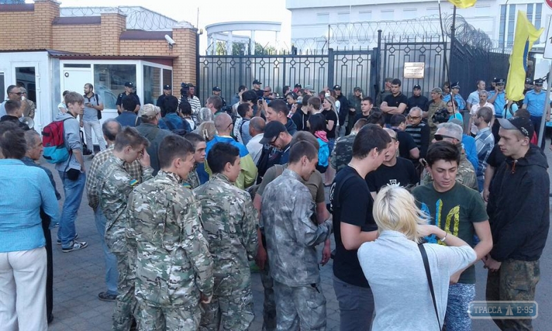 Активисты заблокировали вход в Генконсульство России в Одессе (фото)