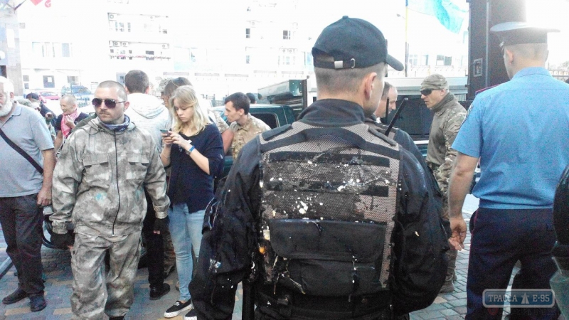 Активисты забросали яйцами полицейских под зданием консульства РФ в Одессе (фото)