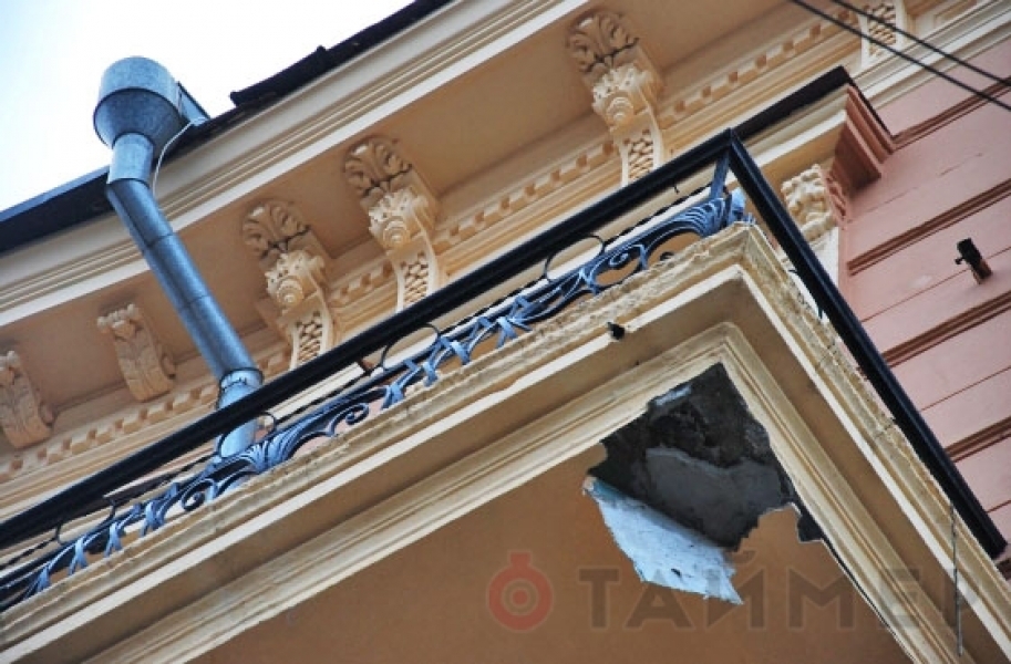 Фасад легендарного одесского Дома-стены начал осыпаться  