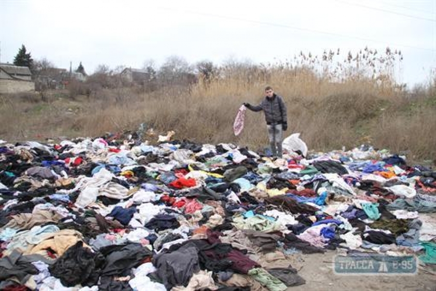 Одесские коммунальщики ликвидировали свалку фирменной одежды возле озера Любочкино