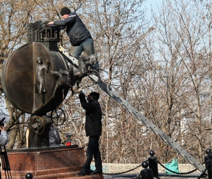 Коммунальные службы устранили повреждения памятника Апельсину на бульваре Жванецкого в Одессе