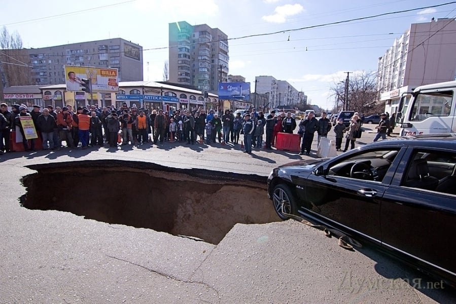 Иномарка едва не провалилась под асфальт на Люстдорфской дороге в Одессе  