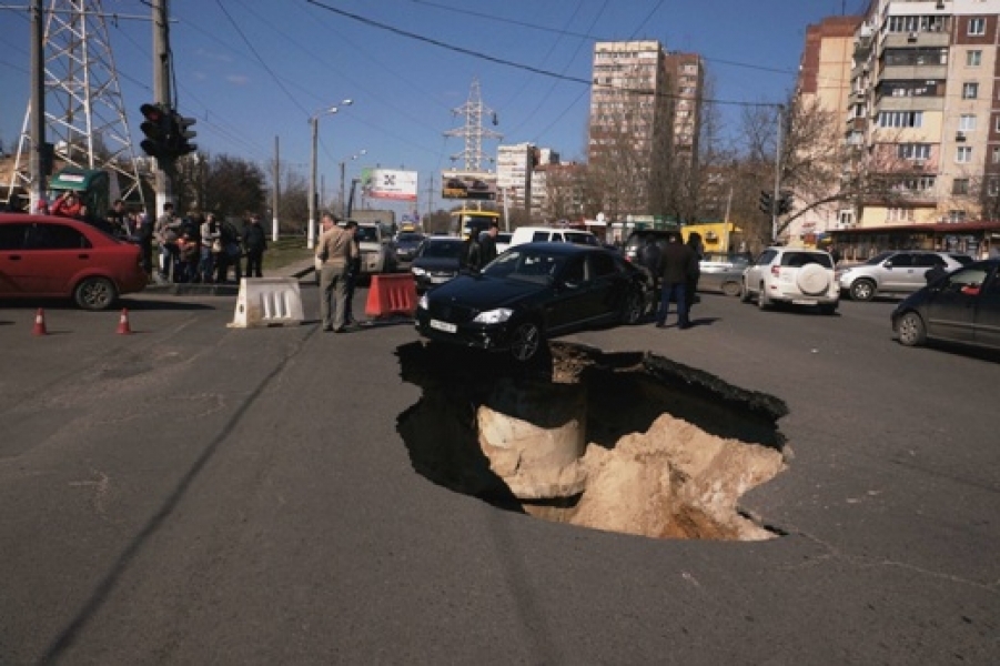 Одесские коммунальщики ведут работы по ликвидации огромного провала на Люстдорфской дороге