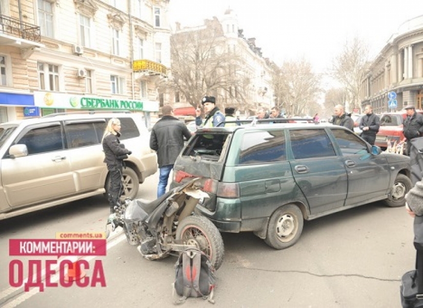 Автомобиль раздавил мотоцикл в центре Одессы (фото)