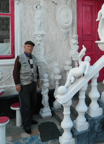 Житель Одесщины восстанавливал Пассаж и Оперный, а свой дом превратил в дворец с фонтаном