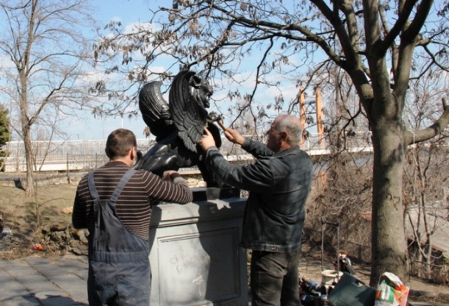 Коммунальщики восстанавливают покалеченную золотоискателями статую грифона в Одессе