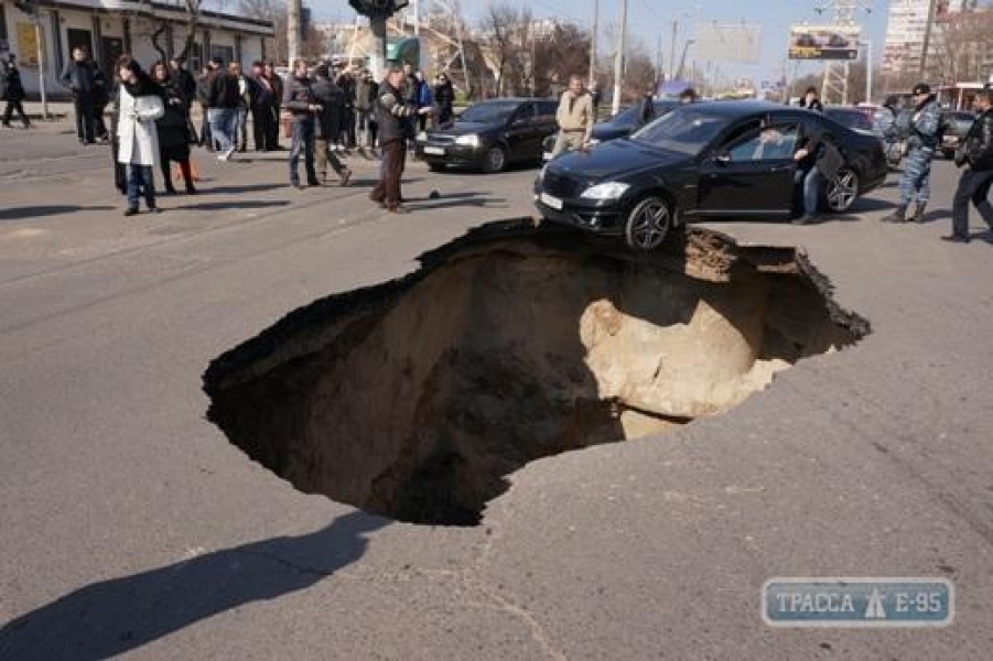 Коммунальщики ликвидировали мегапровал на Люстдорфской дороге в Одессе