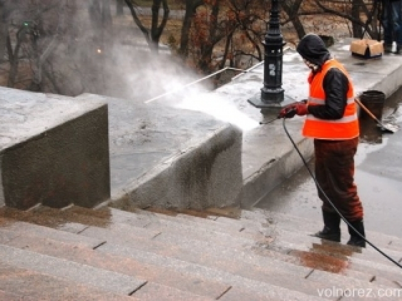 Коммунальщики очистили Потемкинскую лестницу после Никиты Михалкова