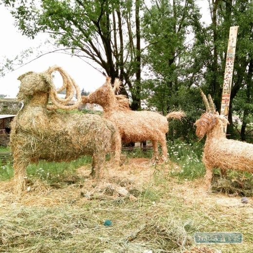 Скульптуры из соломы и целые озера создают к 