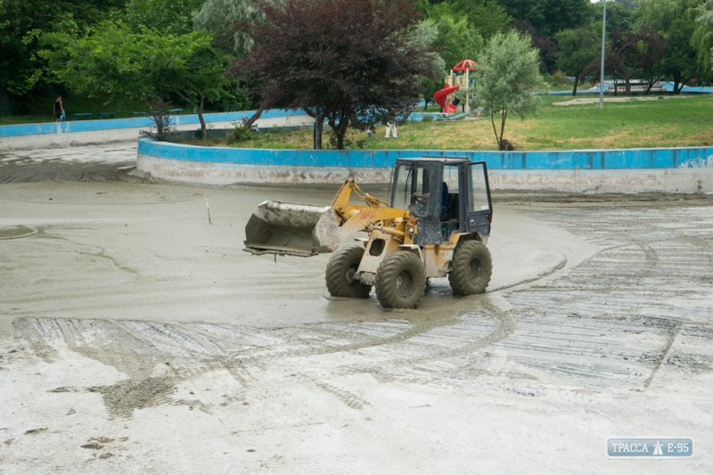 Коммунальщики осушили пруд в одесском парке Победы и приступили к его очистке (фоторепортаж)
