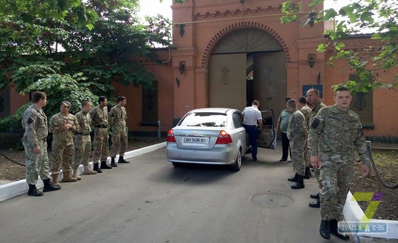 Активисты дежурят под стенами СИЗО, чтобы не выпустить серийного угонщика (фото)