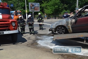 Автомобиль загорелся на ходу и врезался в остановку на Французском бульваре в Одессе  