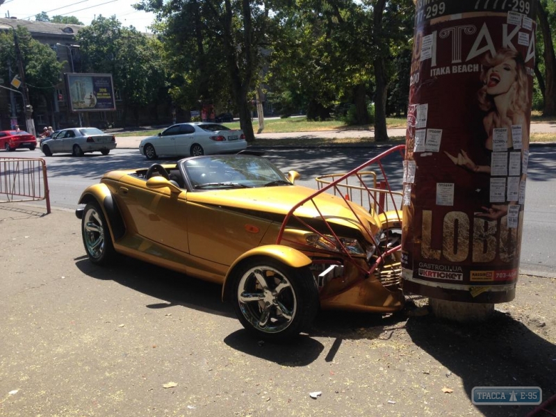 Золотой кабриолет врезался в столб на проспекте Шевченко в Одессе