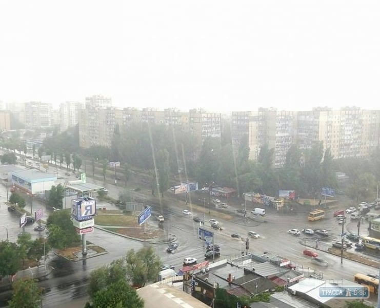 Сильный ливень и ураганный ветер обрушились на Одессу (фото)