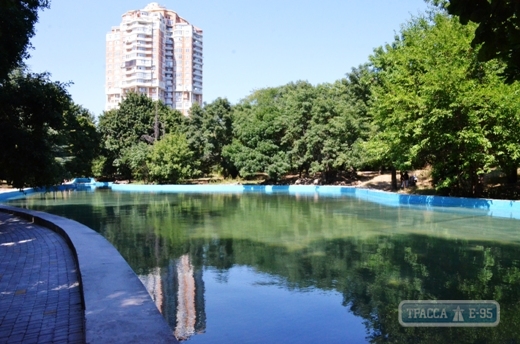 Коммунальщики после очистки заполнили водой второй пруд в одесском парке Победы