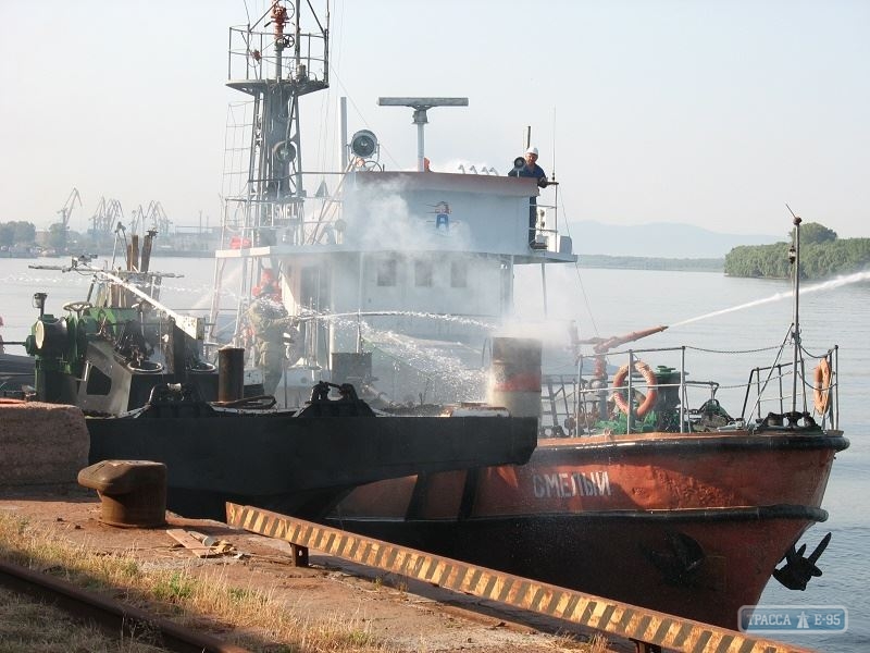 В Ренийском порту тушили условный пожар и спасали упавшего за борт человека (фото)