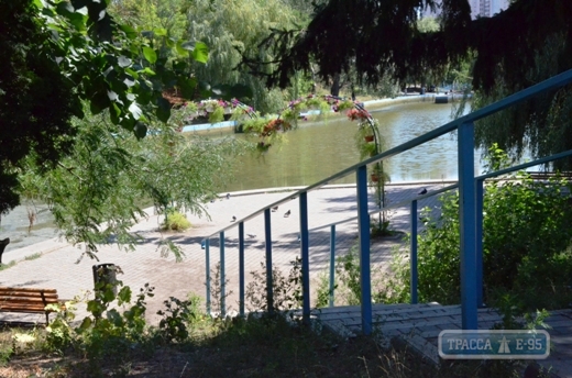 Одесские коммунальщики приступили к очистке третьего пруда в парке Победы