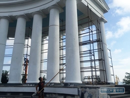Власти обновляют колоннаду у Воронцовского дворца ко Дню города