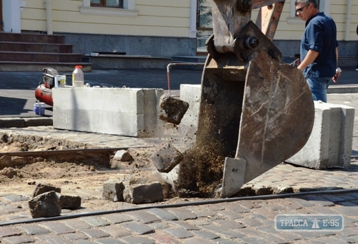 Демонтаж исторической брусчатки на Тираспольской площади в Одессе проходит под контролем чиновников